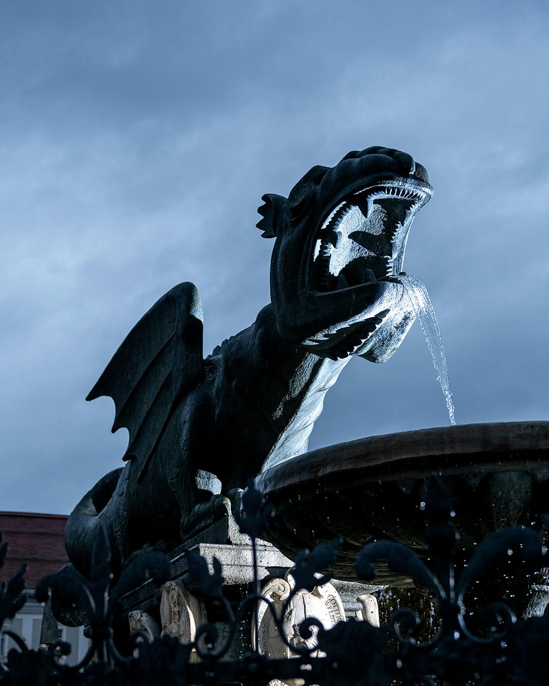 Die Stadt, in der der Wurm drin ist. Die Kärntner Landeshauptstadt Klagenfurt steht kurz vor der Zahlungsunfähigkeit. 