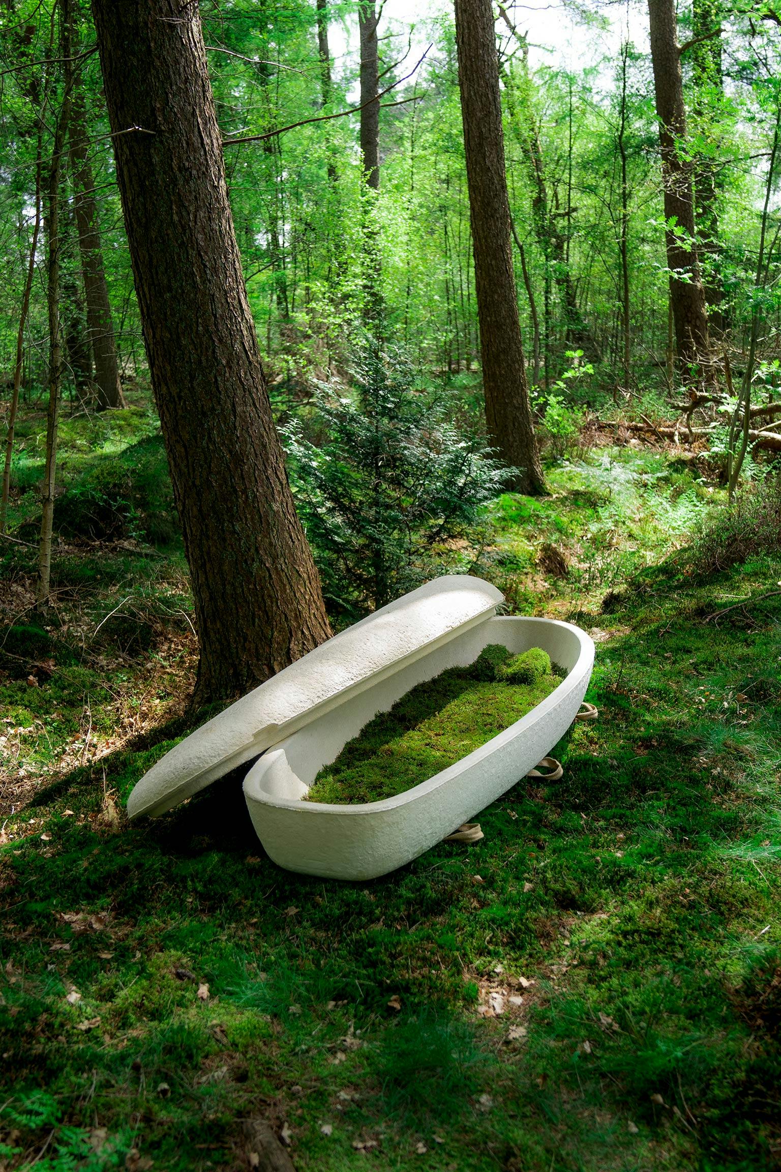 Ruhe in Fliedern Warum die Bestattung abseits der Friedhöfe in Seen, Wäldern und auf Bergen boomt.