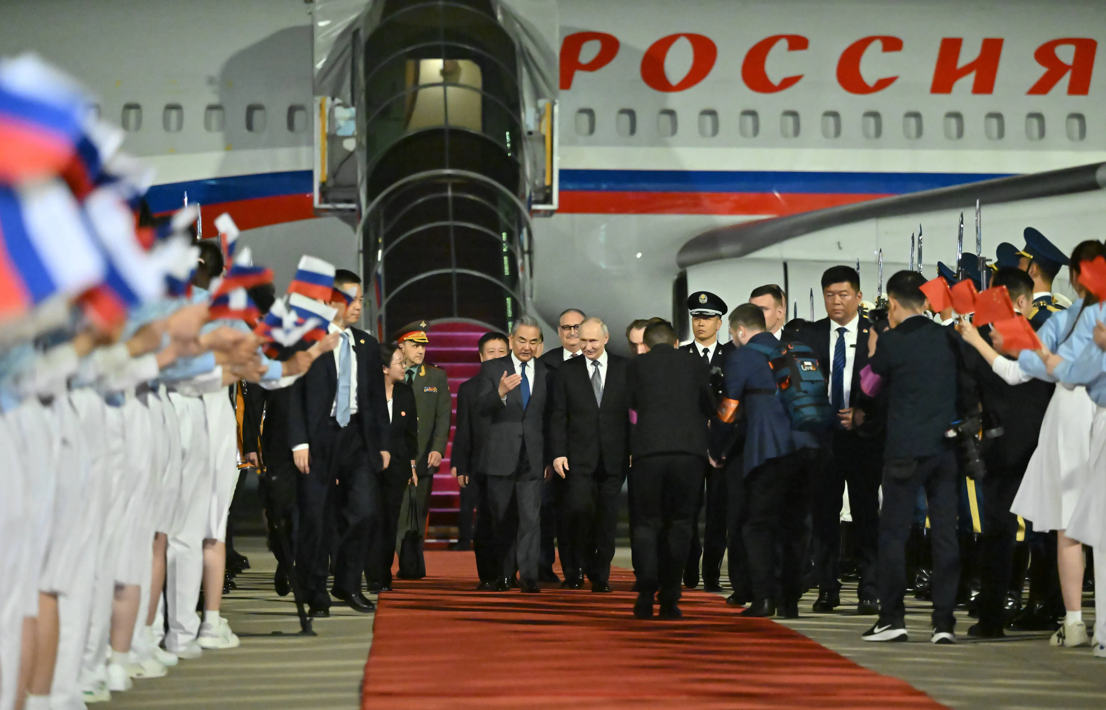 Putin in Peking, österreichischer "Snipertourist" im Bosnienkrieg, und drei Österreicher wegen Abfallhandels in Haft 