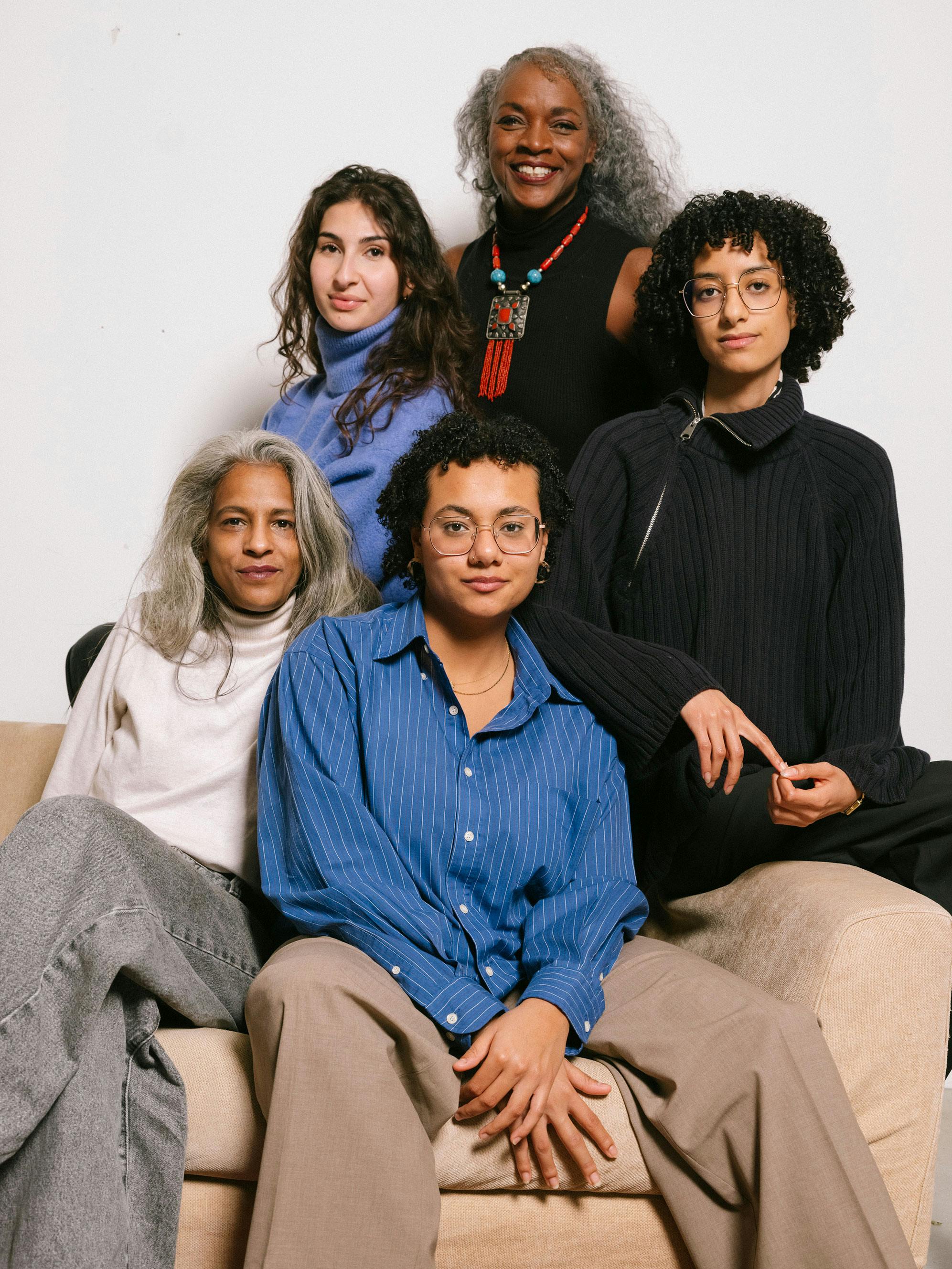 Wie formt sich Identität, wenn man nirgendwo wirklich dazugehört?  Und wie es sich anfühlt, wenn Rassismus von außen und innen kommt