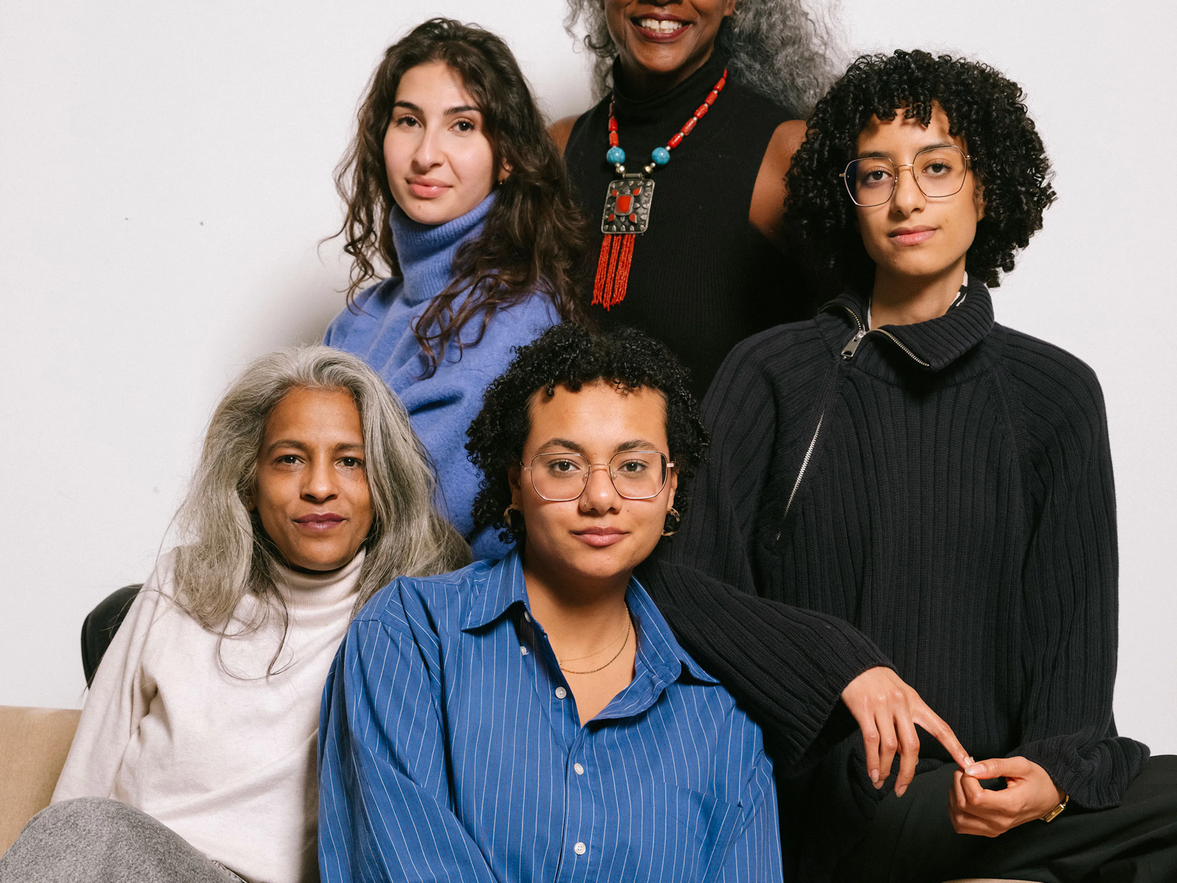 Wie formt sich Identität, wenn man nirgendwo wirklich dazugehört? Und wie es sich anfühlt, wenn Rassismus von außen und innen kommt