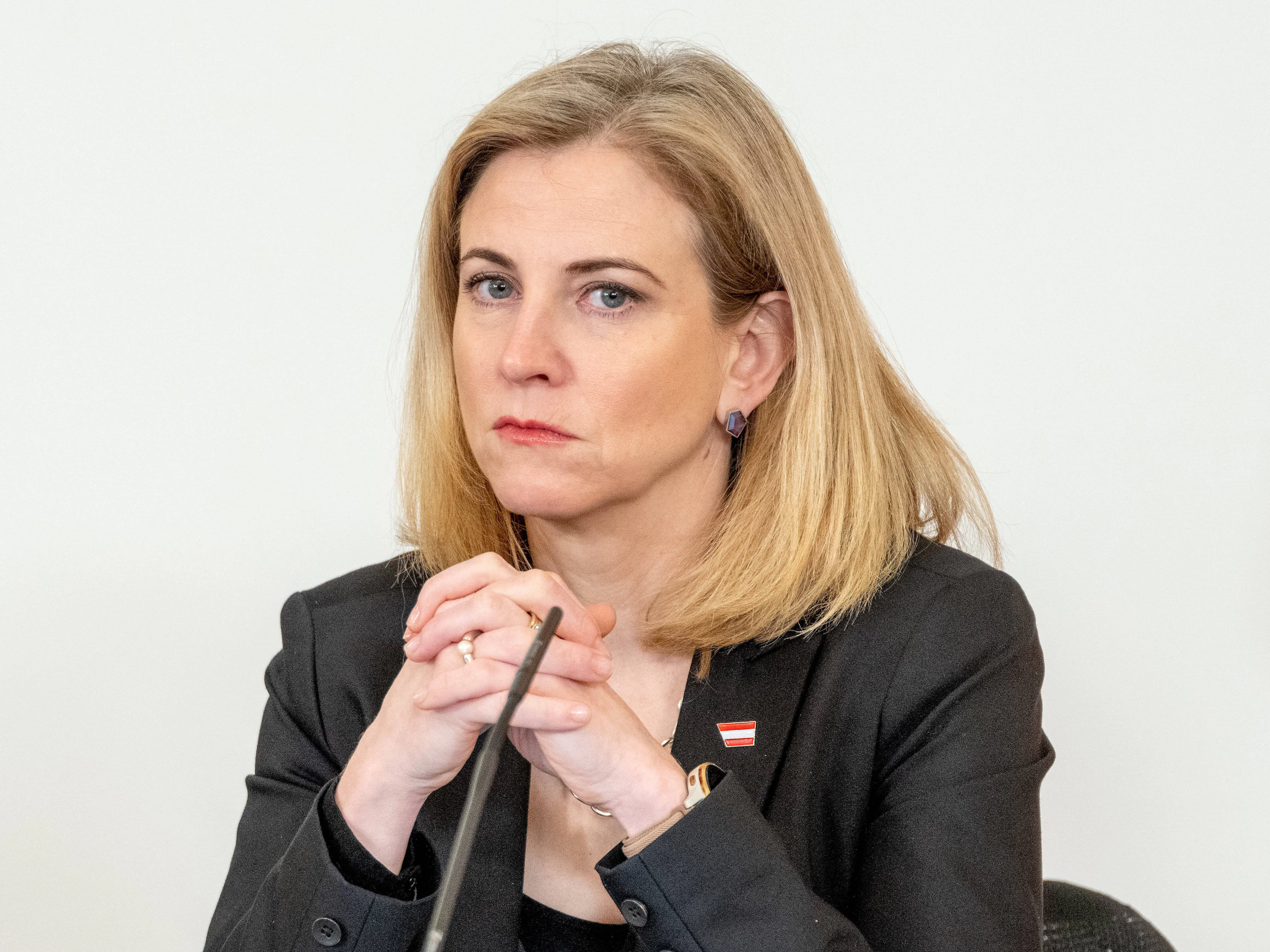 Meinl-Reisinger auf diplomatischer Mission. Trumps Ultimatum vor Ablauf. Artemis 2 stellt Rekord auf