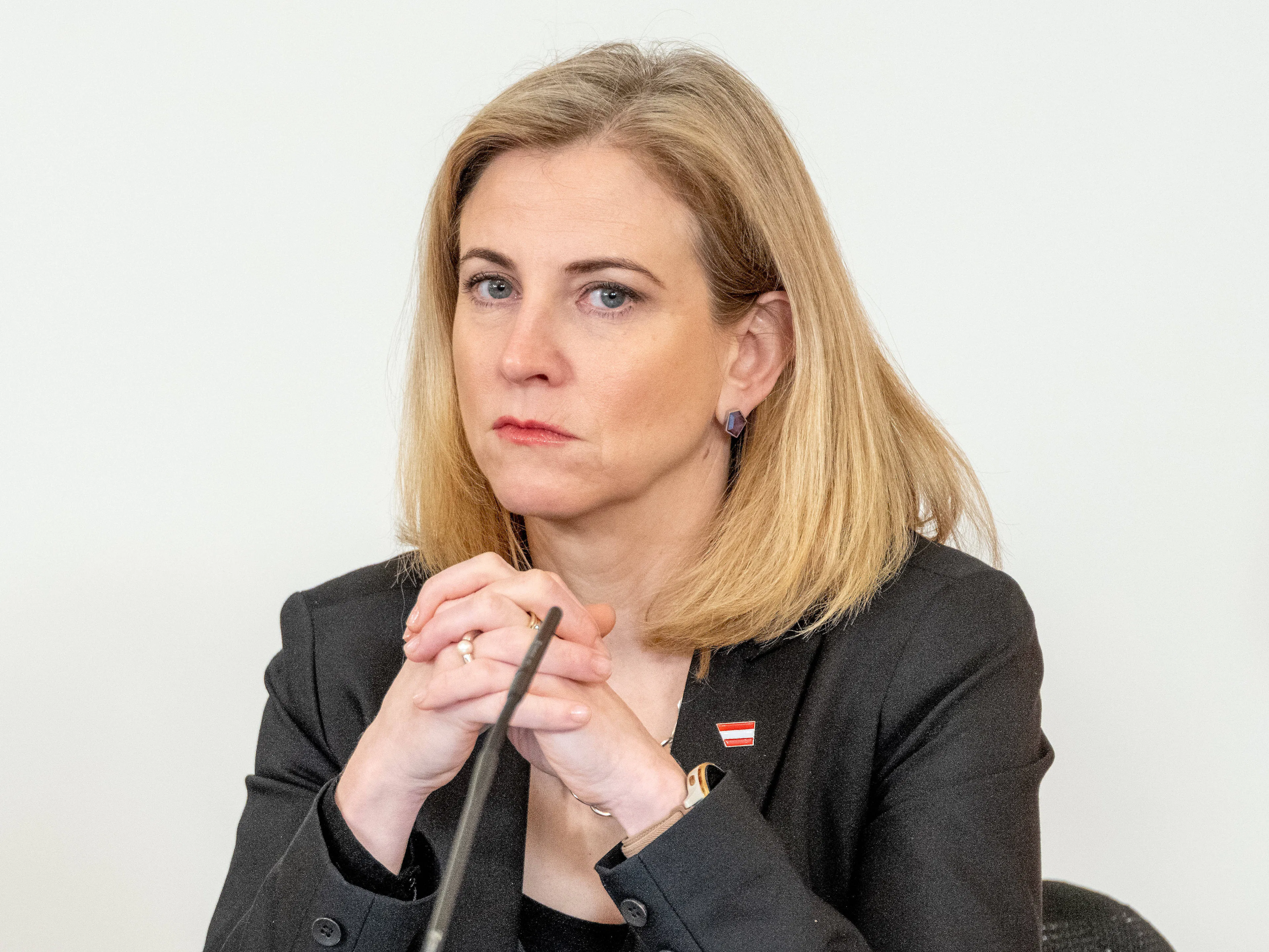 Meinl-Reisinger auf diplomatischer Mission. Trumps Ultimatum vor Ablauf. Artemis 2 stellt Rekord auf