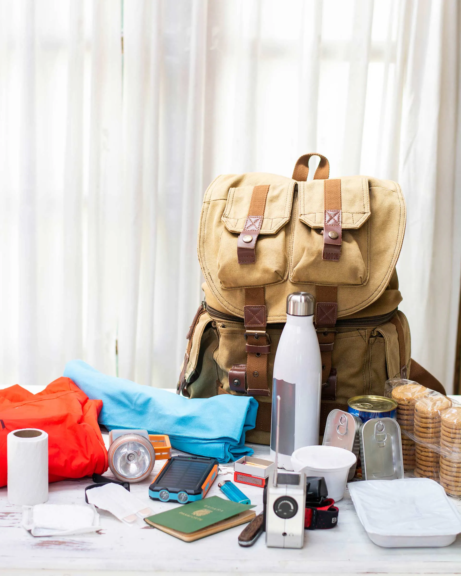 Ich packe meinen Rucksack und nehme mit: Wasser, Notproviant und ein Fotoalbum.