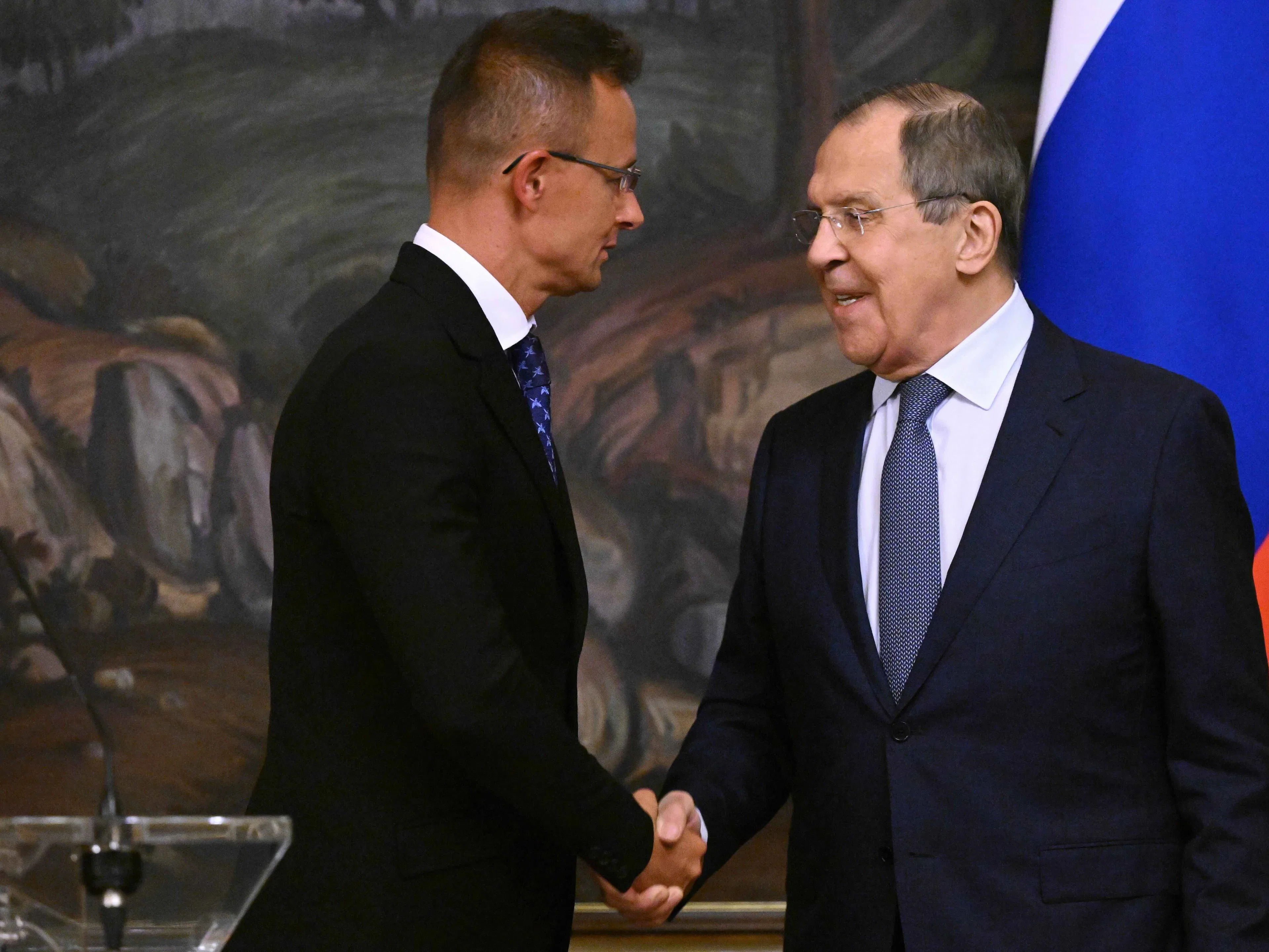 Kreml-Hotline nach Ungarn, Iran zieht bei Todesstrafe nach, und OMV und ADNOC fusionieren